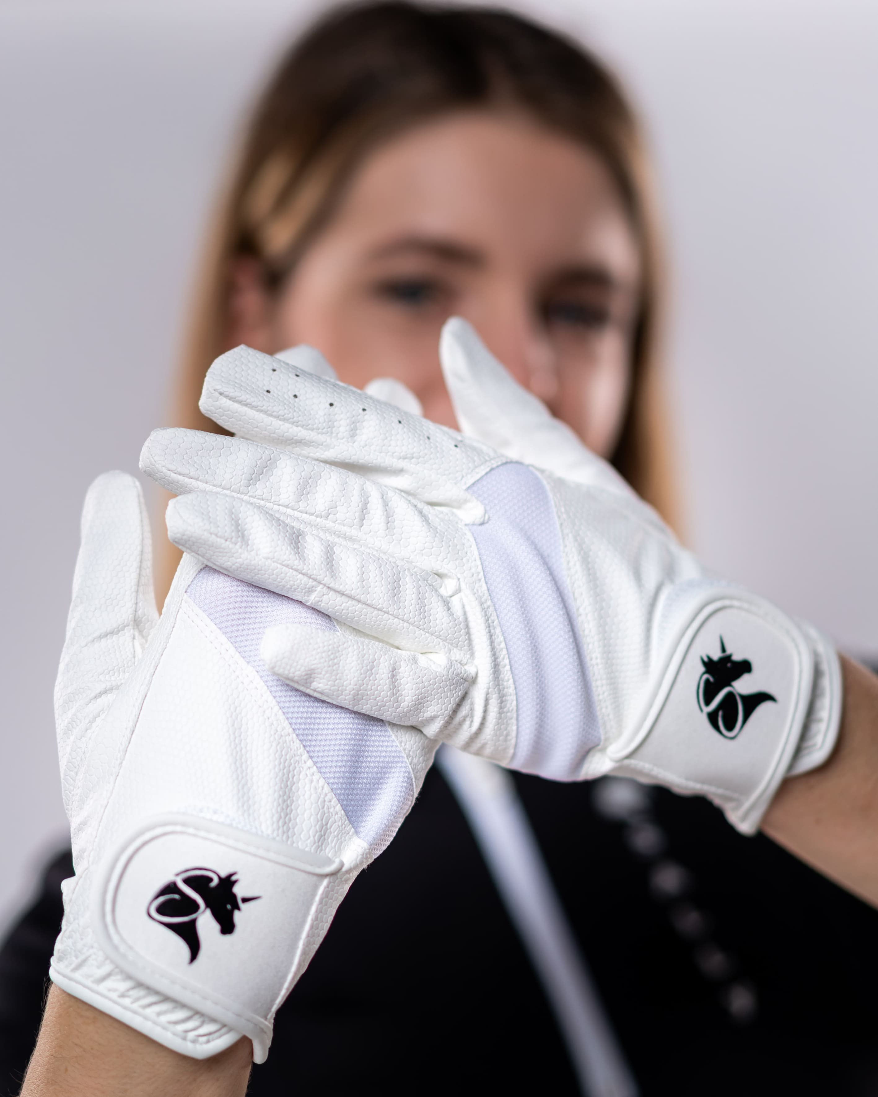 Cloud riding gloves-white